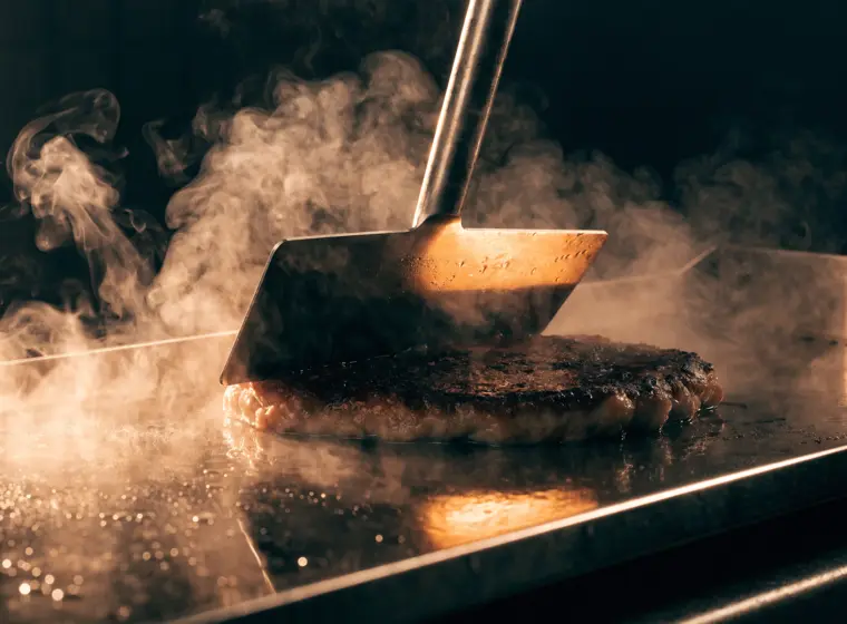 Smash de bœuf pressé à la plancha, vapeur montante