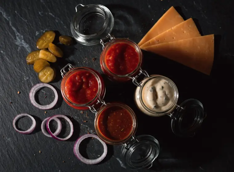 Sauces maison, pickles et cheddar préparés dans le camion